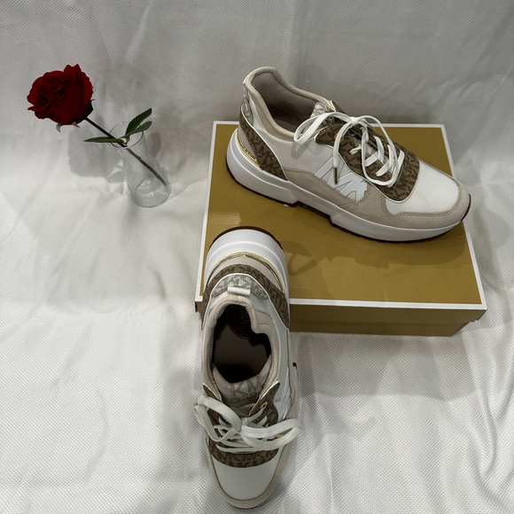 Muse Mesh and Logo Trainer size 9.5 - Picture 2 of 10